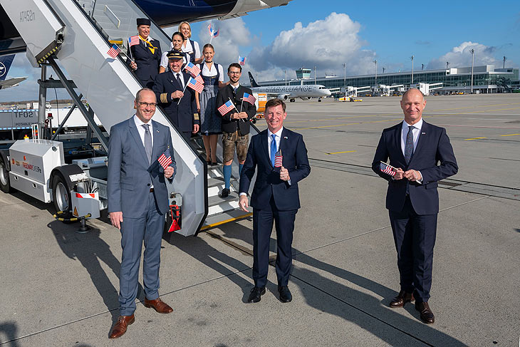  (links nach rechts) Stefan Kreuzpaintner (Chief Executive Officer Lufthansa Hub Muenchen), Timothy Liston (US-Generalkonsul in Muenchen) und Jost Lammers (Vorsitzender der Geschaeftsfuehrung der Flughafen Muenchen GmbH) / Medientermin zur Wiederaufnahme des Linienverkehrs zwischen Muenchen und Miami mit LH460  ©FFoto: Stephan Goerlich / FMG